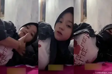 Hijab Toge Melet Live TikTok Ngangkang Minta Dijilatin Basah